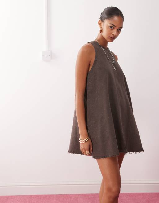 Monki - Vestito corto senza maniche svasato marrone scuro con bordi sfrangiati, 4 di 4