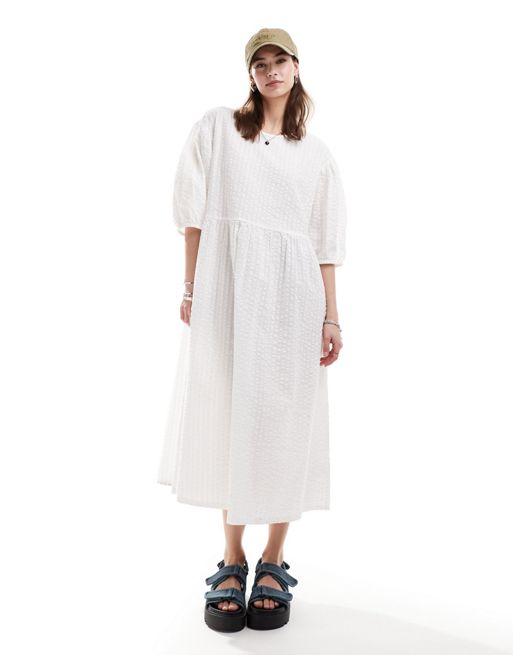 Monki - Vestito grembiule midi in tessuto seersucker bianco