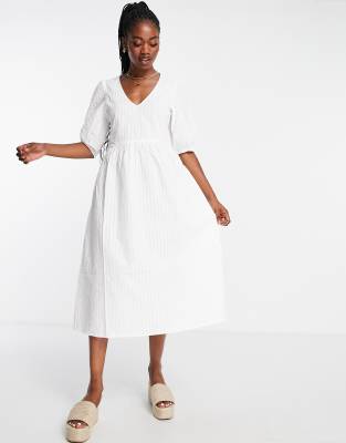 Monki - Vestito midi in seersucker bianco con maniche a sbuffo