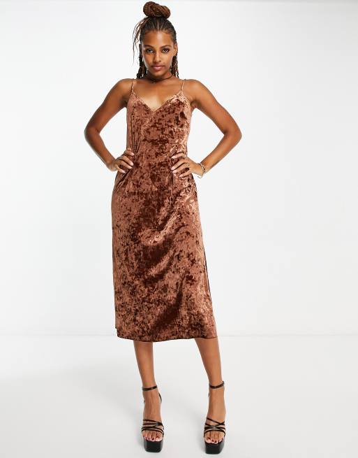 Monki - Vestito sottoveste midi in velluto marrone