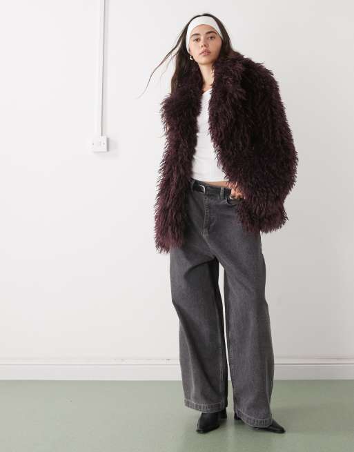 Monki – Vinröd, kort kappa i rufsig fuskpäls och oversize med krage, 2 av 4