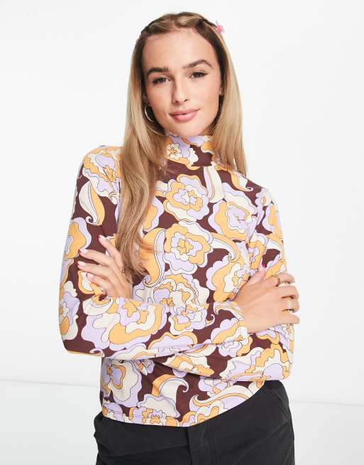 Monki – Vintageblommig långärmad topp med hög krage