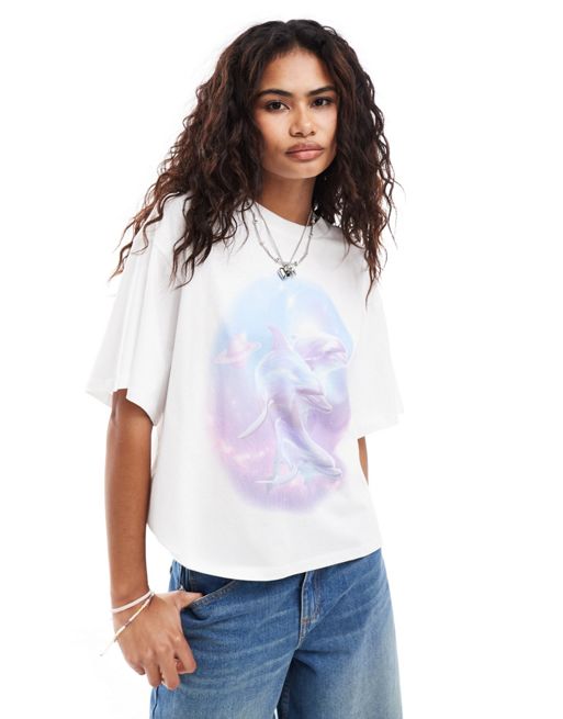 Monki – Vit, kortärmad t-shirt med avslappnad passform och delfinmönster