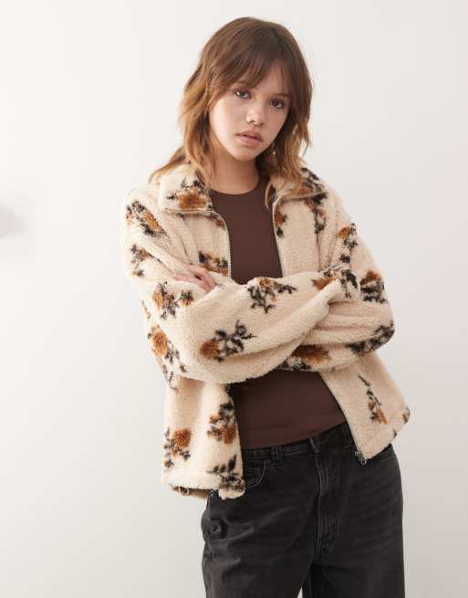 Monki – Vit och brun, blommig fleecetröja i kort design med dragkedja och indragen detalj