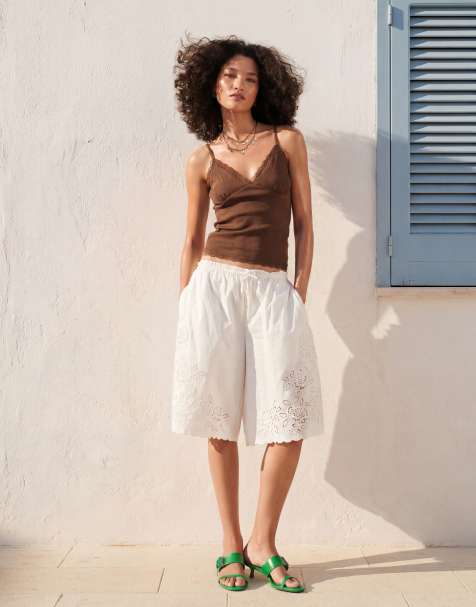 Monki – Vita, blommiga jeansshorts i broderie anglaise - view 1