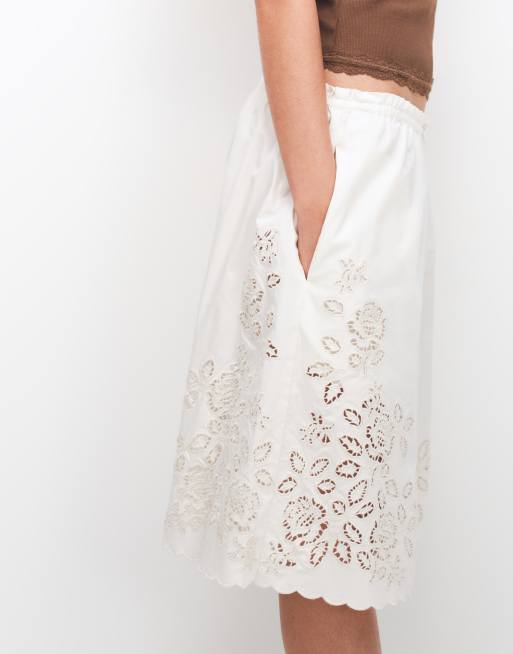 Monki – Vita, blommiga jeansshorts i broderie anglaise, 4 av 7
