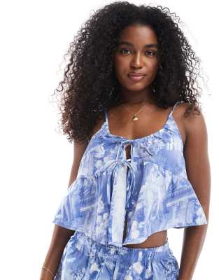 Monki - Vorn gebundenes Pyjama-Camisole aus Popeline in Blau mit französischem Renaissance-Muster, Kombiteil