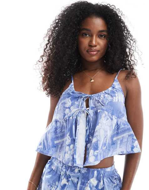 Monki – Vorn gebundenes Pyjama-Camisole aus Popeline in Blau mit französischem Renaissance-Muster, Kombiteil - view 1
