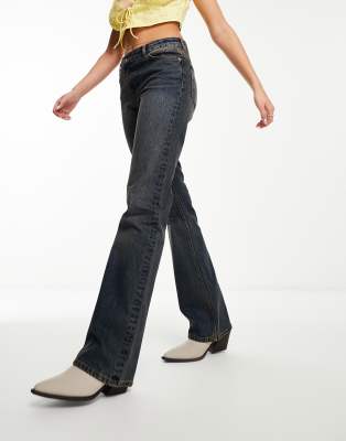 Monki - Wakumi - Boot-Cut-Jeans in mittlerem, staubigem Canyon-Blau mit niedrigem Bund