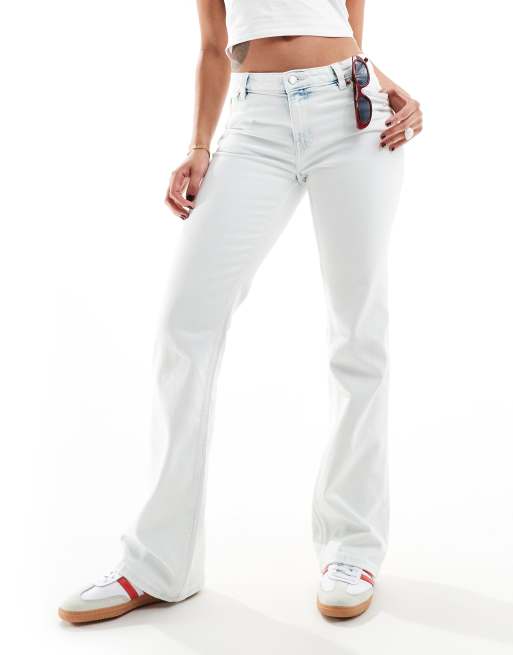 Monki – Wakumi – Bootcut-Jeans in hellblauer Bleichwaschung mit niedrigem Bund