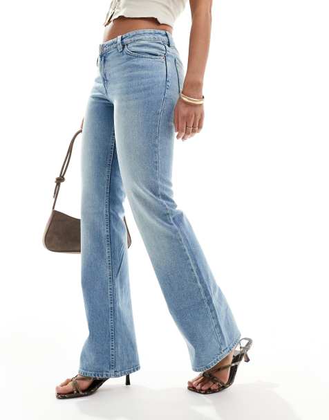 Monki – Wakumi – Bootcut-Jeans in hellblauer Waschung mit niedrigem Bund - view 1