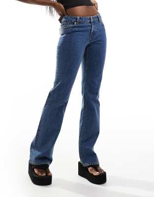 Monki - Wakumi - Bootcut-Jeans in La-Lune-Mittelblau mit niedrigem Bund