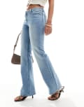 [Monki] Monki Wakumi low waisted boot cut jeans in light blue wash W33 Blue