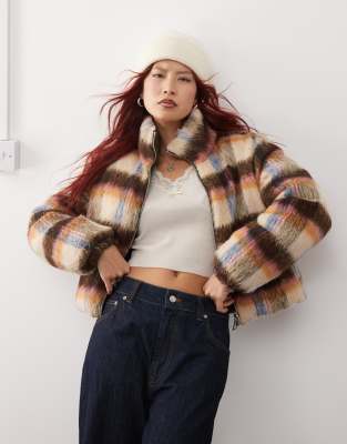 Monki - Wattierte flauschige Wendejacke mit braunem Karomuster