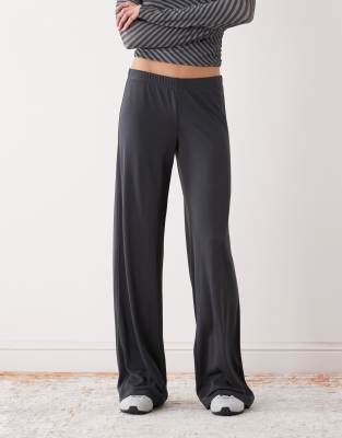 Monki - Weiche Hose in Schwarz mit weitem Bein