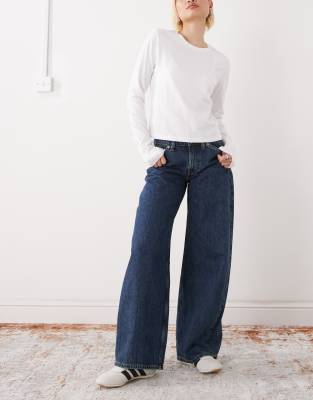 Monki - Weit geschnittene Jeans in verwaschenem Mittelblau