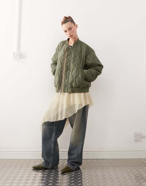 Monki – Wendbare, gesteppte Bomberjacke in Khaki mit Futter mit Blumenmuster - view 1