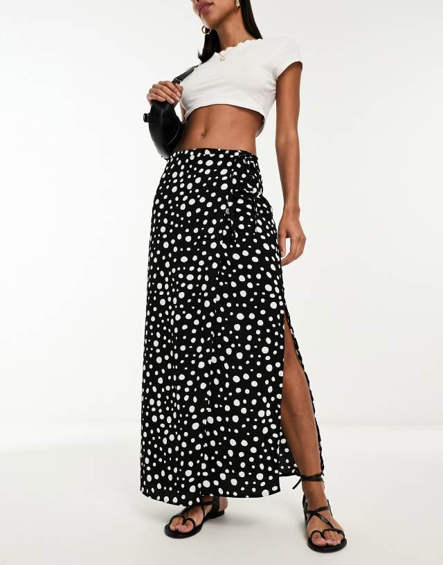 Monki - wrap front midi skirt in mono spot print