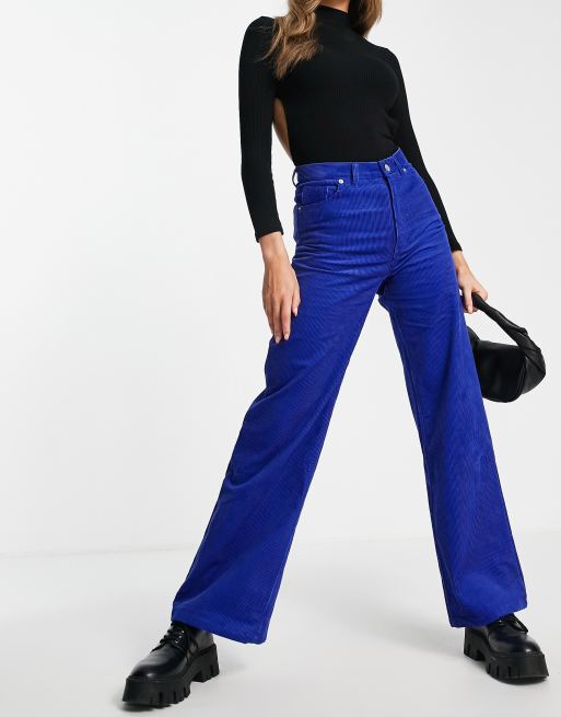 Monki – Yoko – Cordhose in Blau mit weit geschnittenem Bein