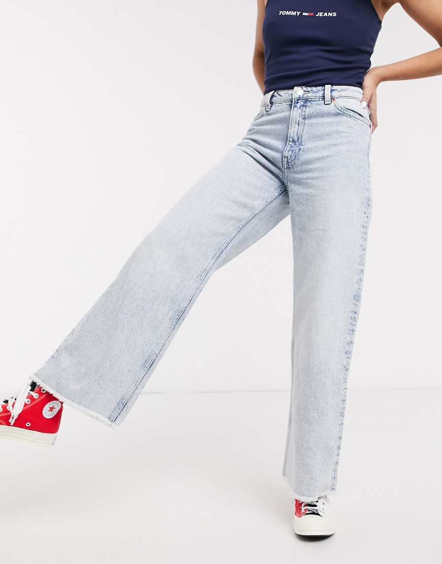 Monki - Yoko - Cropped jeans met wijde pijpen en onafgewerkte zoom in lichtblauw