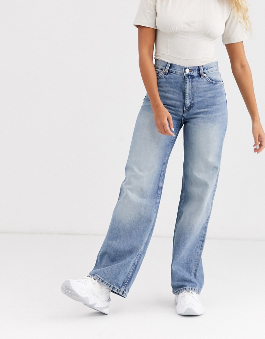 monki -  – Yoko – Mittelblaue Jeans aus Bio-Baumwolle mit weiten Beinen