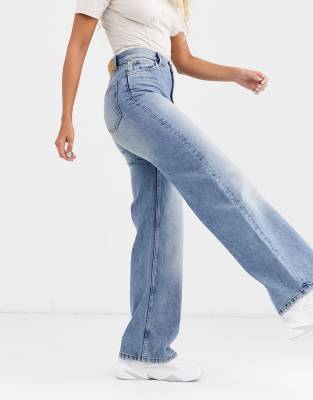 Monki – Yoko – Mittelblaue Jeans aus Bio-Baumwolle mit weiten Beinen | ASOS