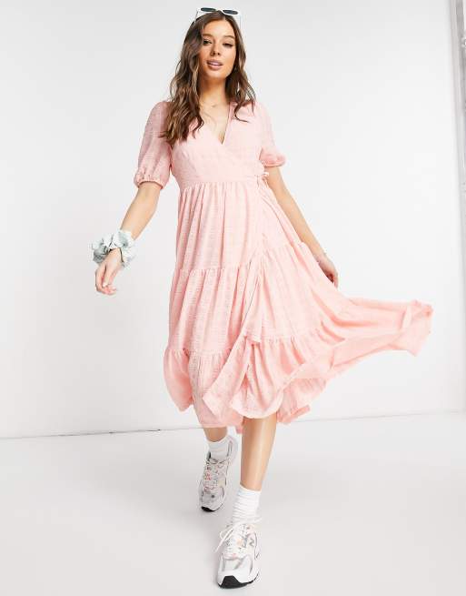 Monki – Yosse – Rosa strukturerad midiklänning med omlottdesign