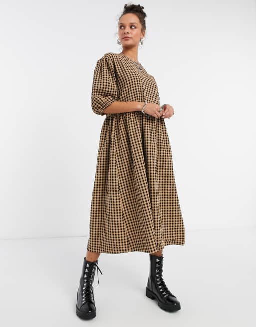 Monki - Yoyo - Vestito grembiule midi in cotone con stampa a quadretti, colore beige - BEIGE