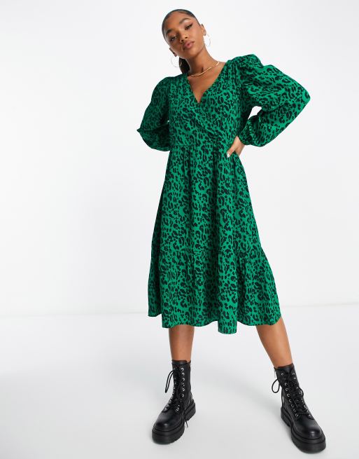 Monki – Zielona kopertowa sukienka midi w lamparcie cętki