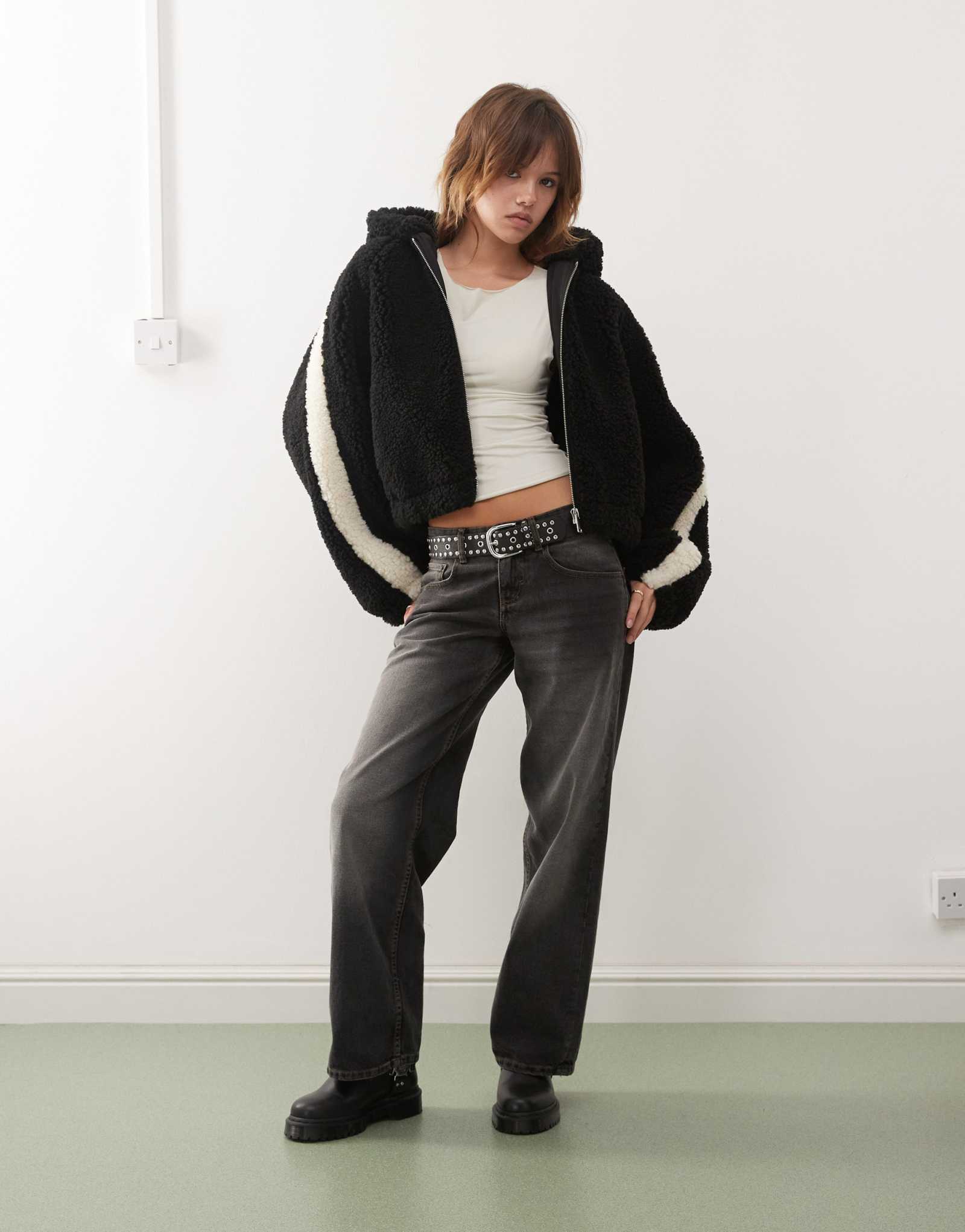 Плюшевая куртка с капюшоном Monki на молнии черного цвета 