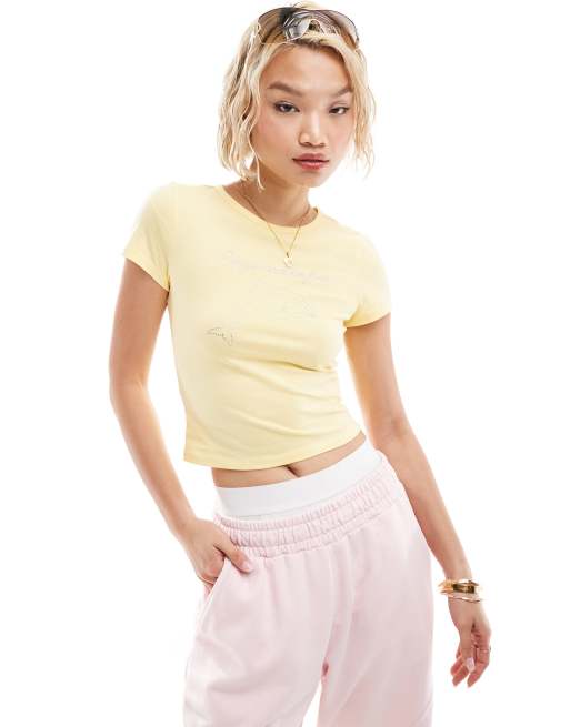 Monki – Żółty krótki i obcisły T-shirt z napisem „Crystal Dolphin“ z przodu