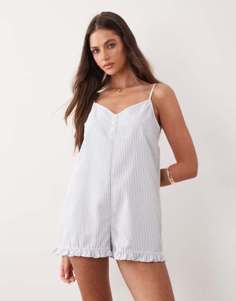 Mono corto a rayas azules y blancas de tirantes con botones delanteros y ribete de volante de tejido efecto popelina exclusivo de The Frolic - view 1