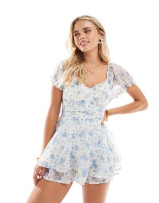 Mono corto azul con estampado floral y diseño con vuelo escalonado de chifón de Miss Selfridge Petite - view 1