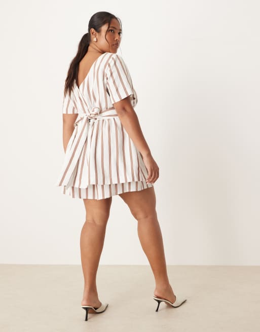 Mono corto beis a rayas con diseño doble y lazada en la espalda de ASOS DESIGN Curve, 2 de 4