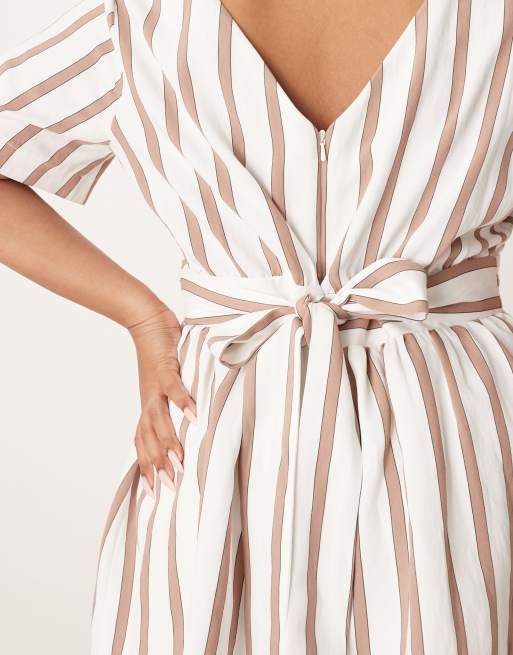Mono corto beis a rayas con diseño doble y lazada en la espalda de ASOS DESIGN Curve, 4 de 4