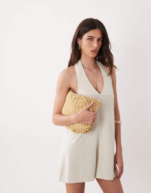 Mono corto color piedra con cuello halter de tejido efecto lino de Miss Selfridge