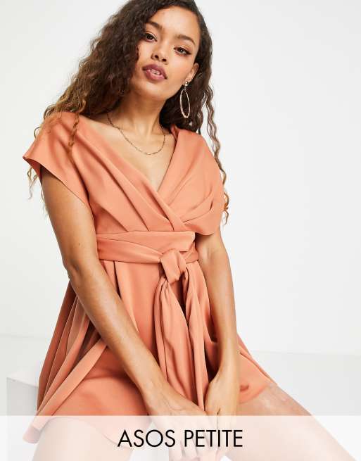 Mono corto color rosado con hombros caídos de tejido estilo neopreno de ASOS DESIGN Petite  