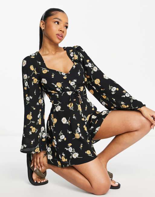 Mono corto con estampado de girasoles y mangas tipo kimono de Miss Selfridge