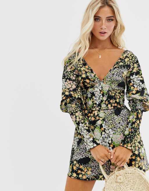 Mono corto de manga larga con cuello en V, cintura fruncida y estampado floral de ASOS DESIGN