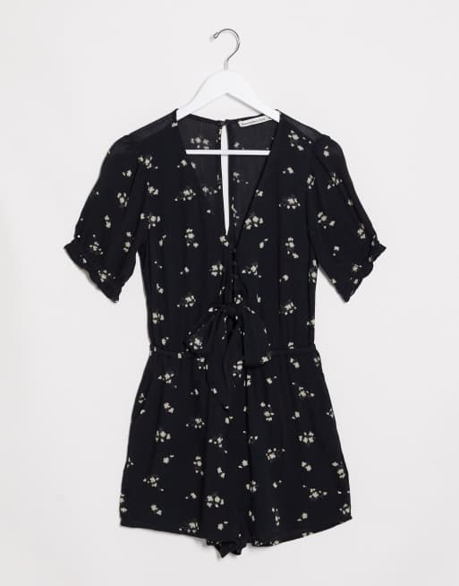 Mono corto negro con estampado floral 
y lazo en la parte delantera de Abercrombie & Fitch