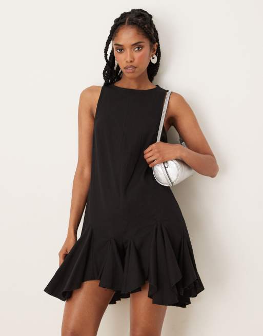 Mono corto negro sin mangas de corte amplio con godets en el bajo de ASOS DESIGN, 2 de 4