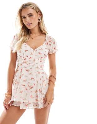 Mono corto rosa con estampado de rosas y diseño escalonado de chifón de Miss Selfridge Petite - view 1