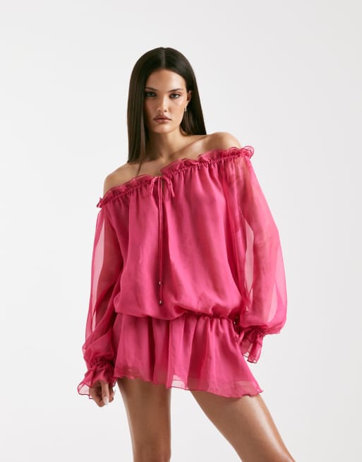 Mono corto rosa intenso con escote Bardot pronunciado, cintura caída y detalle de lazada de chifón de georgette Jazmin de I.AM.GIA