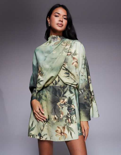 Mono corto verde cruzado con estampado floral, cuello alto y