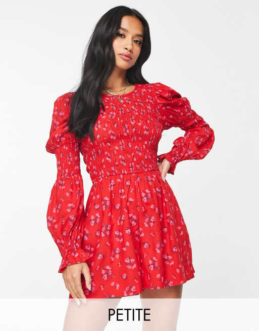 Mono de tarde corto rojo con estampado de florecitas y diseño fruncido de Miss Selfridge Petite