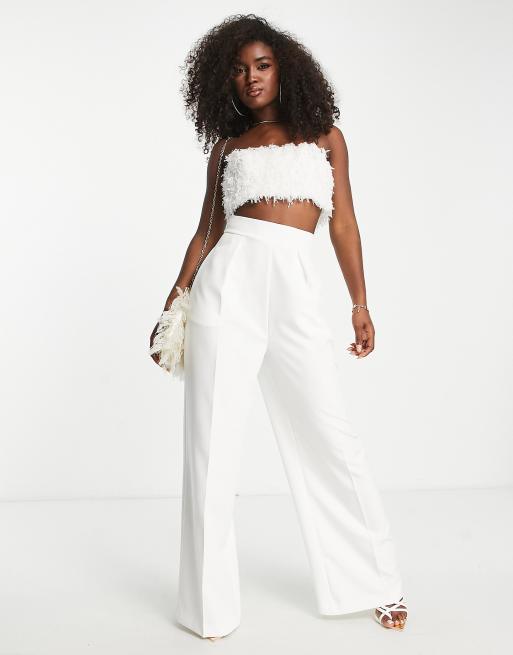 Mono largo blanco 2 en 1 con plumas sintéticas en el corpiño de ASOS DESIGN