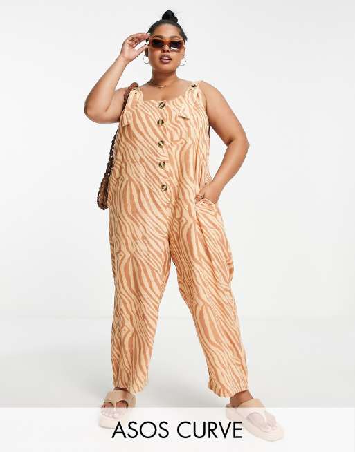 Mono largo con estampado animal y botones en los tirantes de lino de ASOS DESIGN Curve