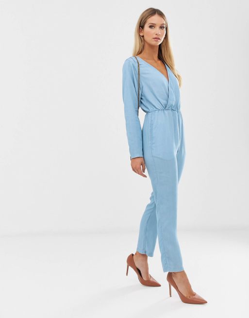 Mono largo de denim suave con parte delantera cruzada en azul con lavado claro de ASOS DESIGN