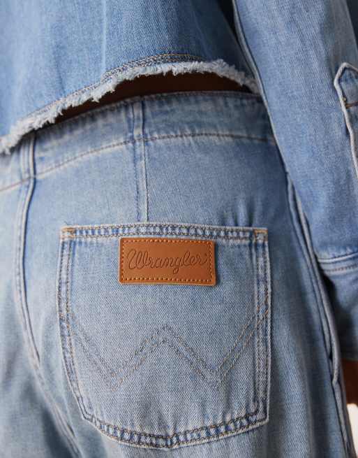 Mono largo de pernera ancha y estilo wéstern con lavado azul claro y bordes sin rematar de Wrangler, 2 de 4