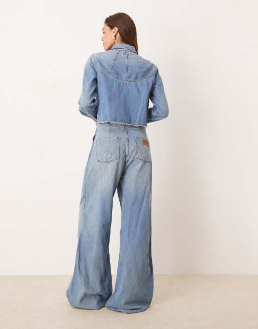 Mono largo de pernera ancha y estilo wéstern con lavado azul claro y bordes sin rematar de Wrangler, 4 de 4